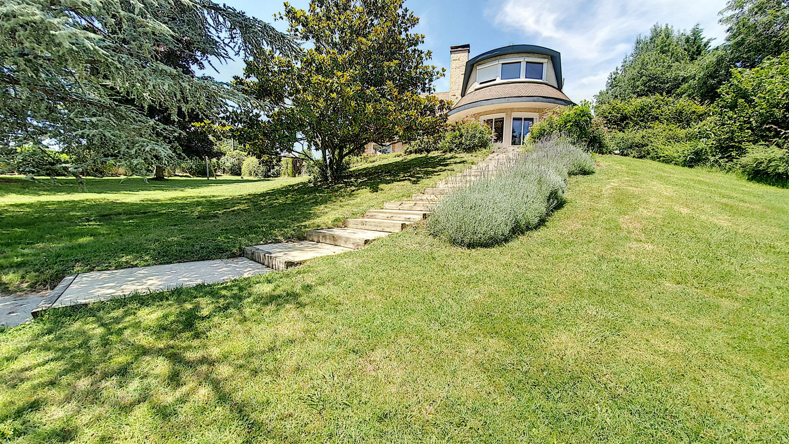 À LOUER   Spacieuse maison familiale de 200 m2 avec piscine sur un terrain de 4 500 m2