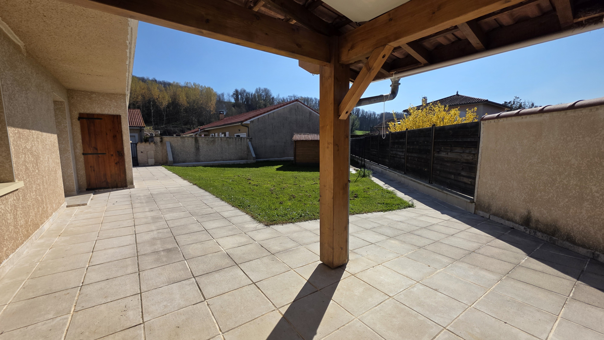 T4 en rez-de-jardin avec jardin privatif, stationnement et garage