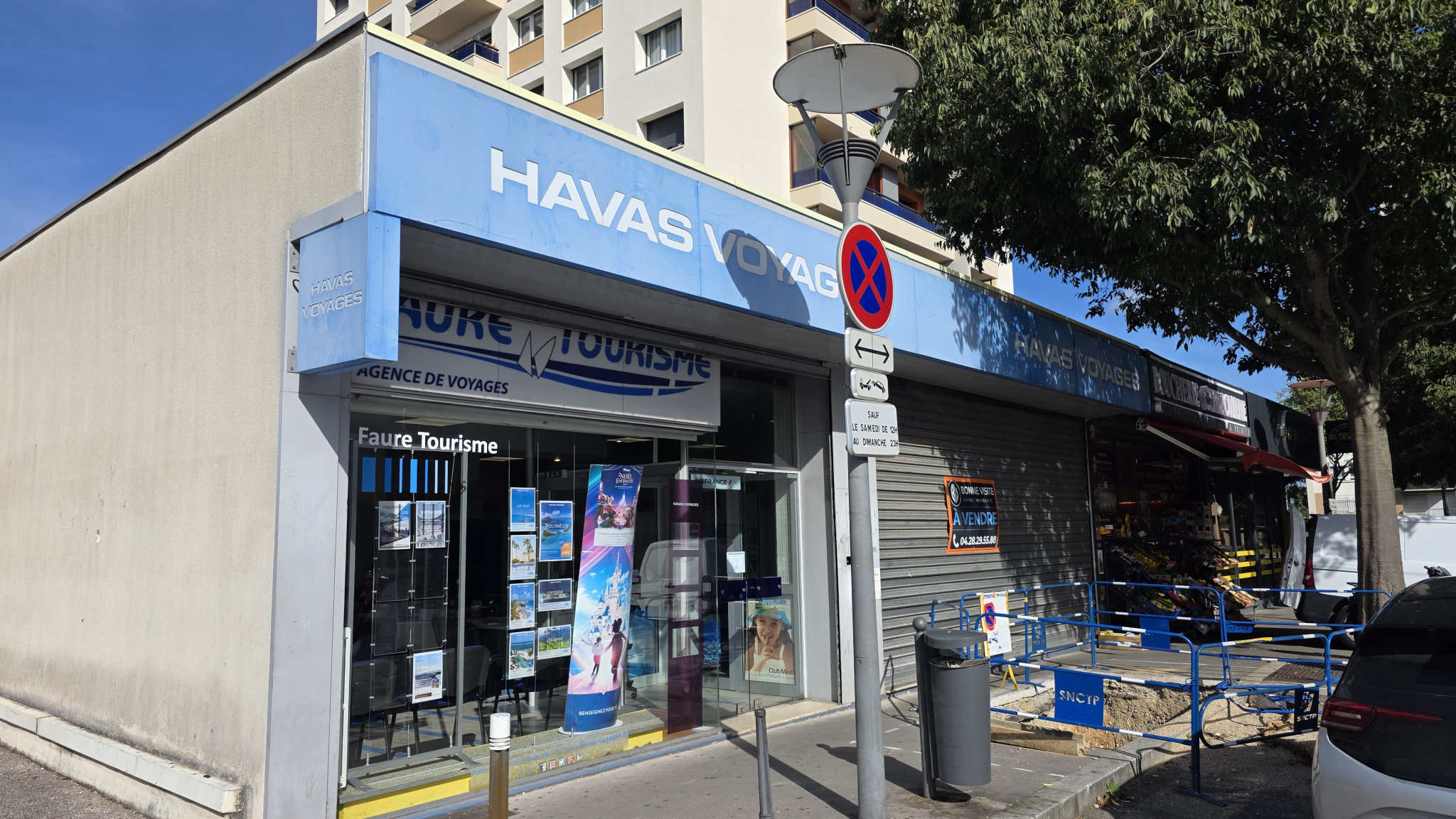 Parking 130 m² · à Saint-Priest · 130 m² · 320 000 €